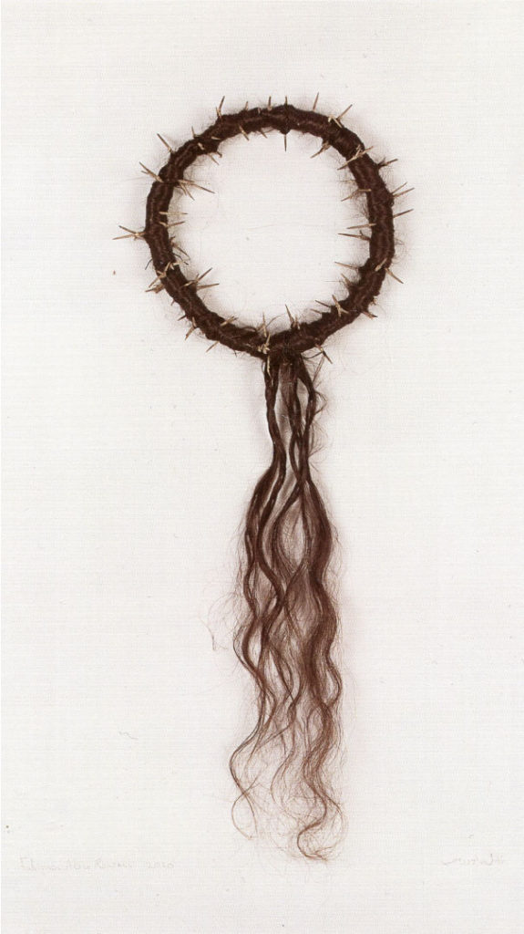 פאטמה אבו־רומי, הצמה של אמי, 2009. ענף קוצים ושיער, 55×22 ס"מ. אוסף האמנית