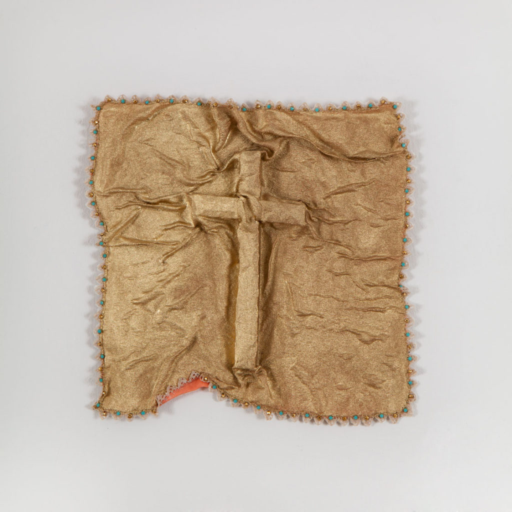 פאטמה אבו־רומי, מטפחת הכלה, 2015. מטפחת, עץ, חרוזים ודבק, 17×17 ס"מ. אוסף האמנית