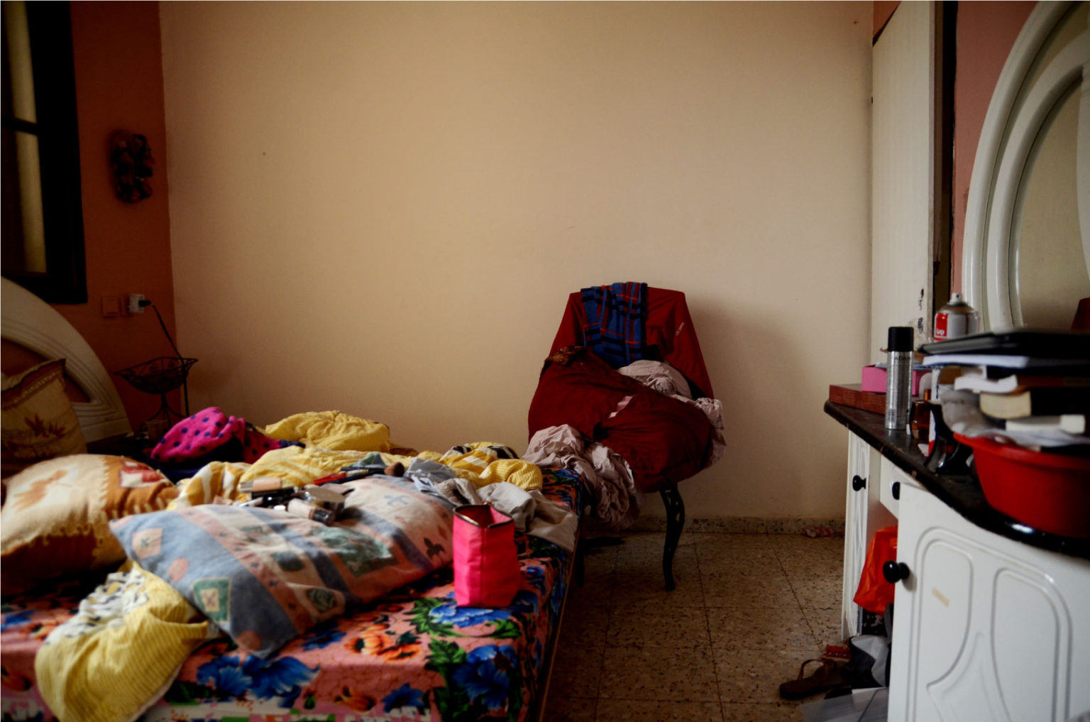 יארא קאסם מחאג'נה, ללא כותרת, 2015. מתוך הסדרה 'חדרים'. תצלום. אוסף האמנית