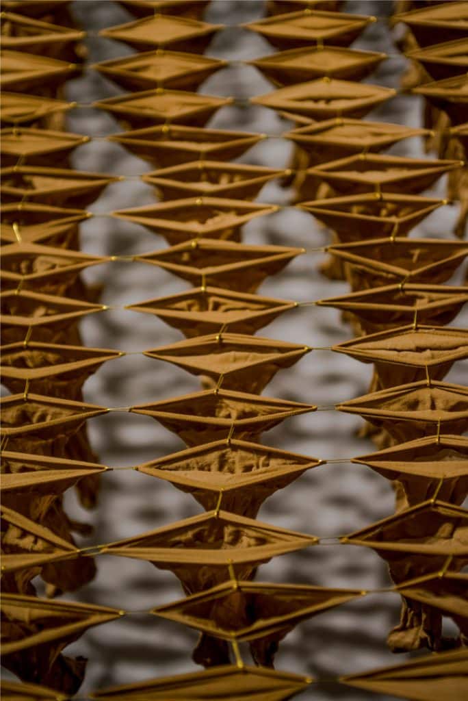 חנאן אבו־חוסיין, "ג'סדי מלקי וליסא מלק אחד" [=הגוף שלי ולא שייך לאף אחד], 2019. מיצב גרבי ניילון. צילום: שי הלוי. אוסף האמנית